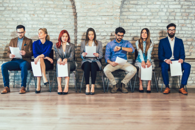 Comunicação não verbal na construção civil Postura profissional no canteiro de obras Imagem corporativa AMR Locadora Senso de dono na equipe de locação Comunicação visual no ambiente de trabalho AMR Locadora e cultura organizacional Comportamento e atitude no trabalho Comunicação silenciosa entre colaboradores Profissionalismo e linguagem corporal Comunicação efetiva sem palavras