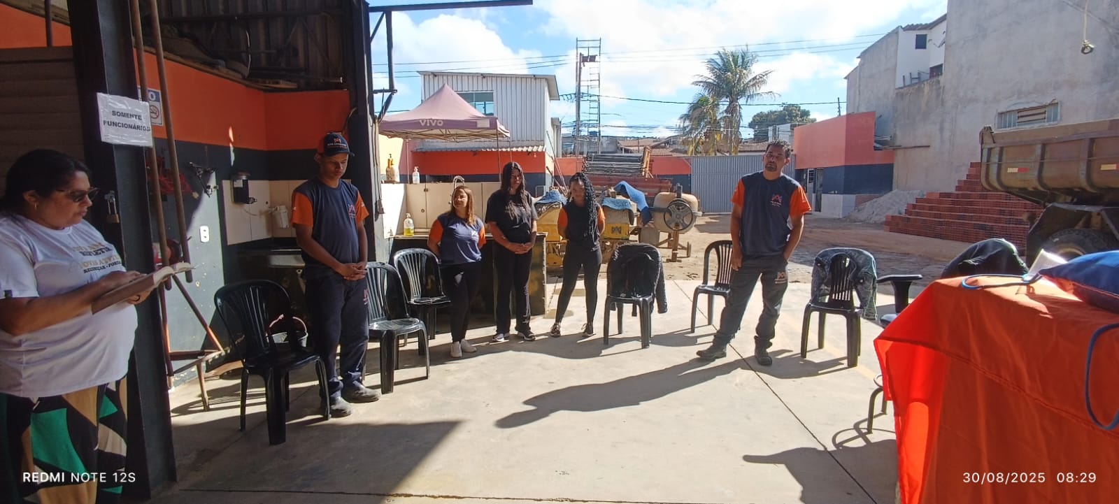 Treinamento AMR Locadora Reunião de equipe na construção civil Locação de equipamentos para construção Cultura organizacional em locadoras Comprometimento da equipe Procedimentos operacionais na construção Boas práticas em obras Segurança no canteiro de obras Entregas na construção civil Atendimento ao cliente em obras Locadora de equipamentos em Vitoria da Conquista