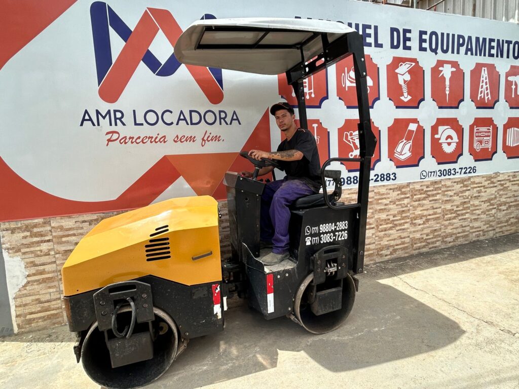 locadora de equipamentos aluguel de equipamentos para construção civil locação de máquinas para obra equipamentos para terraplenagem equipamentos para pavimentação rolo compactador 1000 kg vs 1500 kg equipamento para compactação de solo máquina de compactação rolo compactador vibratório rolo compactador para pavimentação rolo compactador para base e sub-base rolo compactador Buffalo 1500 kg rolinho compactador 1500 kg locação de rolo compactador aluguel de rolo compactador rolo compactador para obra compactação de solo amr locadora amr luguel de equipamentos vitoria da conquista